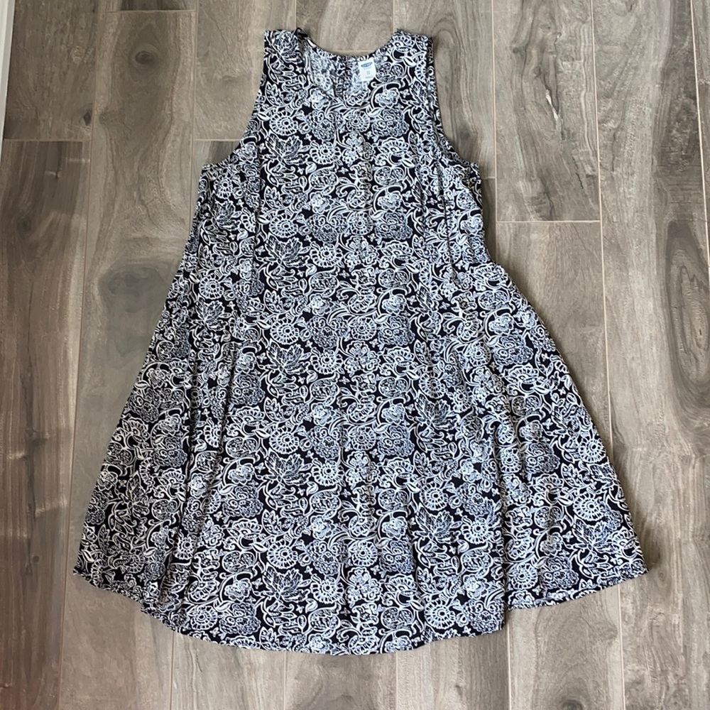 Women’s Old Navy tank black + white pattern dress